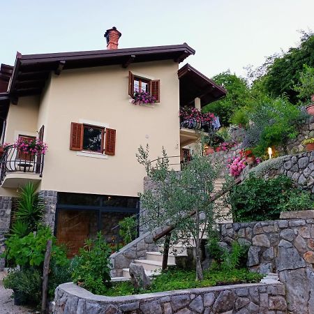 Apartments Sandra Ловран Екстериор снимка
