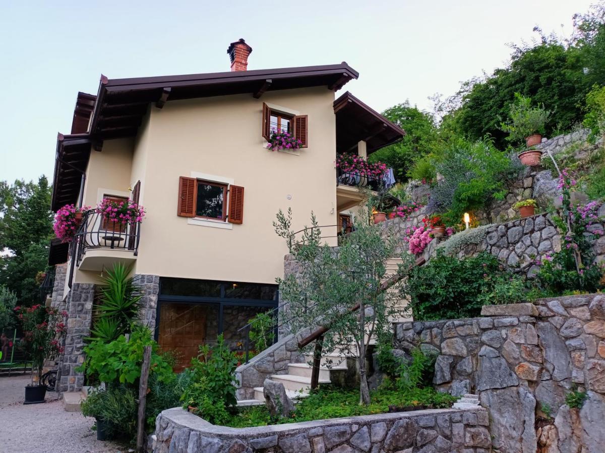 Apartments Sandra Ловран Екстериор снимка